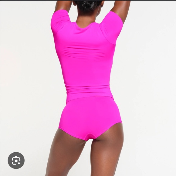 NWT SKIMS fits everybody boy short in FUCHSIA - Picture 4 of 4